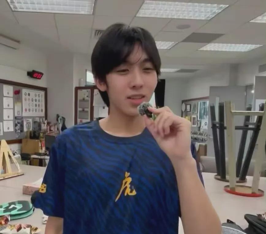 世界杯比赛直播地址-林志颖儿子Kimi正脸照曝光！昔日萌娃长成180少年，颜值更随妈妈